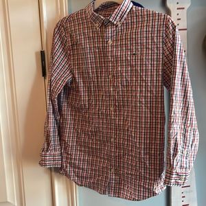 Boys vineyard vines performance button down long sleeve shirt. Size small.